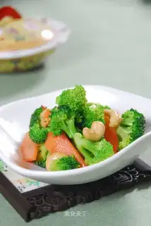 stir-fried broccoli with cashew and carrot