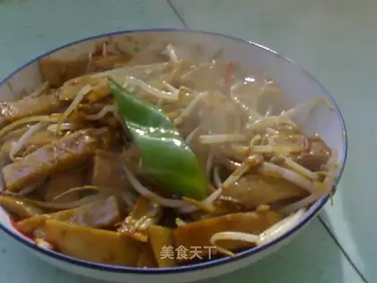 stir-fried enema with green bean sprouts