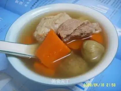 Fig, carrot and lean meat soup
