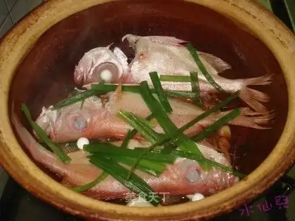Baked fish in sand pot