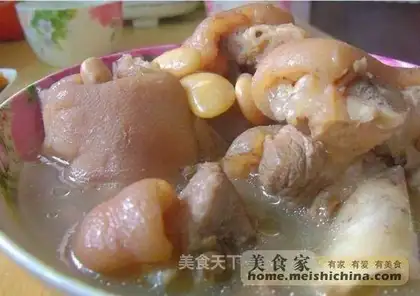 Stewed pork knuckle with snow beans