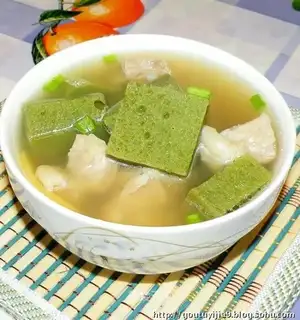 Seaweed tofu and pork soup