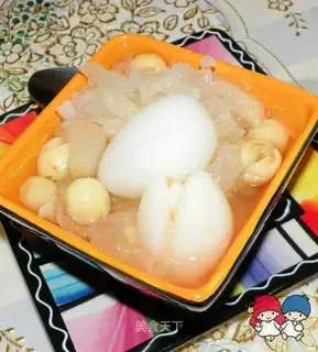 Sea-bottom coconut white fungus pear soup