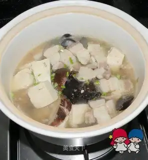 Frozen tofu soup with pork belly