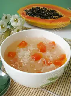 Stewed papaya with crystal sugar and white fungus