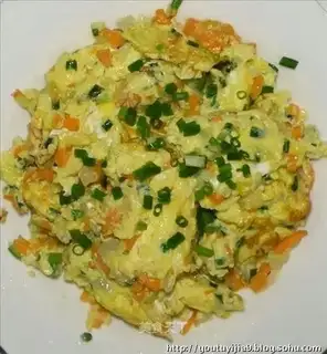 Scrambled eggs with onions and carrots