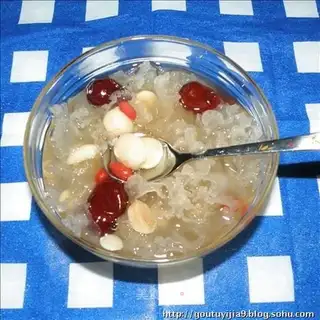Tremella lotus seed and lily soup