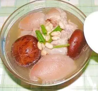 Stewed pig's feet with soybeans and mushrooms