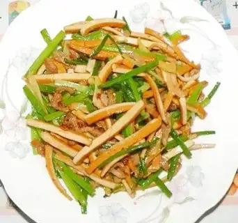 stir-fried shredded pork with leek moss and dried tofu