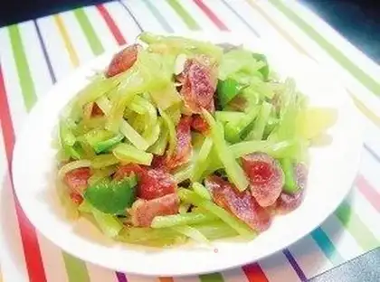 stir-fried sausage with lettuce