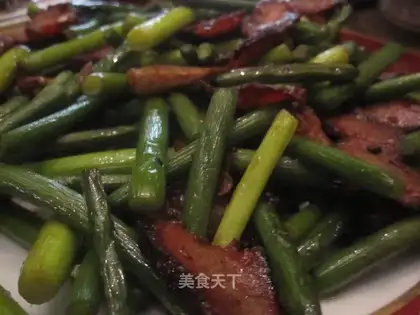 Garlic sprouts cured meat