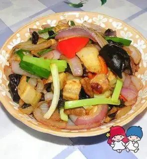 stir-fried pork belly with onions and fungus