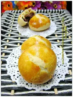 Crispy red bean cake
