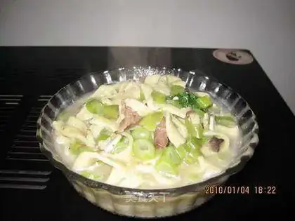 Hand-rolled green bean noodles