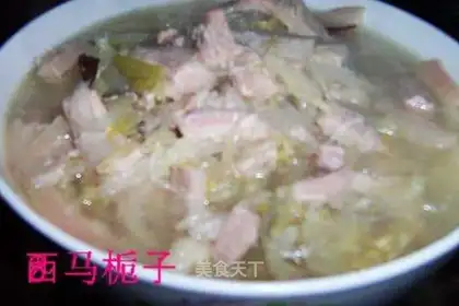 Stewed pickled cabbage with pork belly