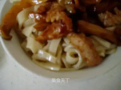 Hand-rolled noodles with pickled mustard and shredded pork