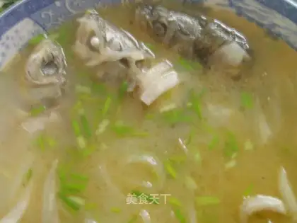 Radish and crucian carp soup