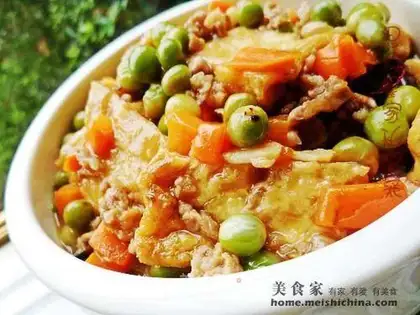 Bean curd covered with peas