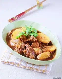 Braised beef with small potatoes