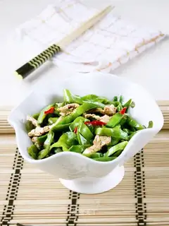 Fried pork with shredded lentils