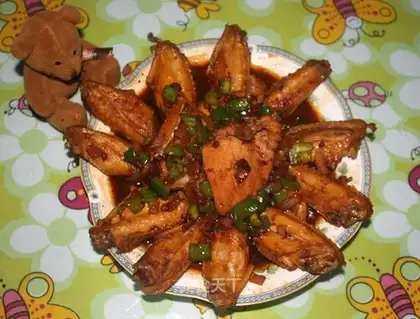 Spicy chicken wings with steak