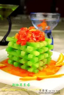 chopped pepper and lettuce tower