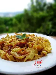 Scrambled eggs with golden fish