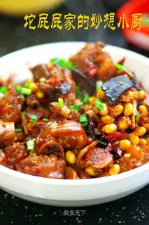 Braised pig's feet with soybeans