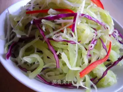 Sweet and sour green clothes and purple cabbage