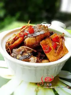 Braised yellow bone fish