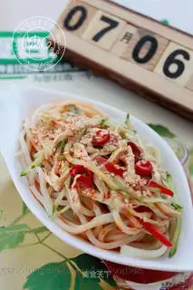 Cold noodles with shredded chicken