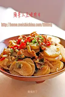 Pickled potatoes and pork slices