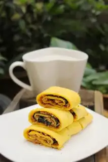 Seaweed and meat floss roll