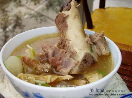 Dried bamboo shoots, bamboo dumplings, and bone soup
