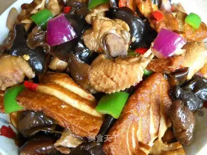 Dried roasted chicken legs with fungus coir coat