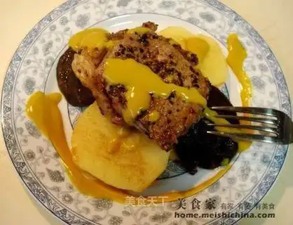 Pan-fried veal steak with apple and mushroom