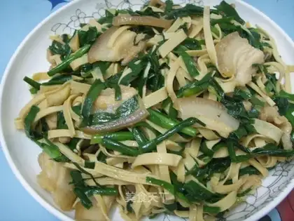 stir-fried bean skin with flower meat and leeks