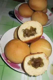 Raisin buns