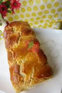 Yogurt and pineapple toast