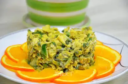 Scrambled eggs with sophora flowers