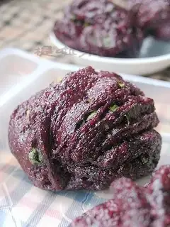 Black rice and onion oil roll