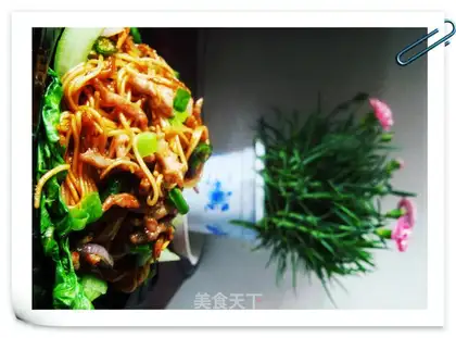 Fried noodles with shredded pork in oyster sauce