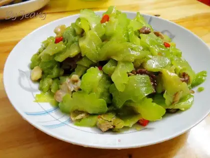 Sauteed pork slices with bitter gourd