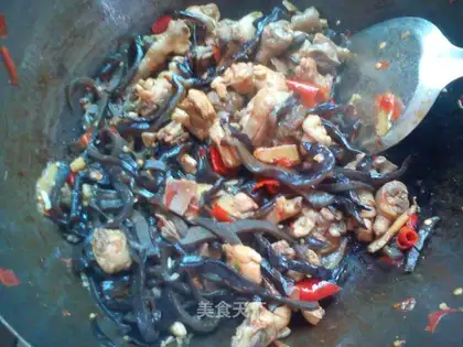 stir-fried fungus with chicken