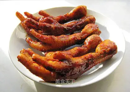 Fried chicken feet with garlic and spicy sauce