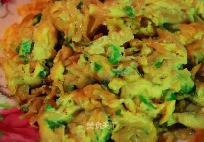 Scrambled eggs with whitebait with green pepper