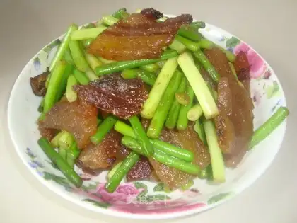 stir-fried garlic sprouts with bacon