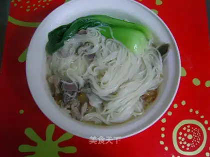 Big bowl of oily shredded pork noodles