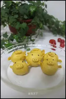Golden piglet stuffed with bean paste