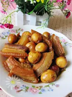 Roasted pork with tiger skin and quail eggs